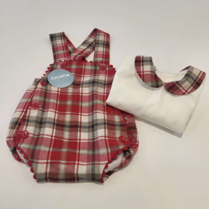 Conjunto peto tela cuadros con camisa blanca de Juliana