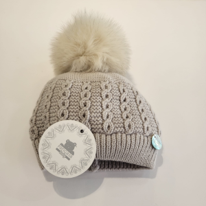 Gorro con pompón de pelo natural de Pangasa